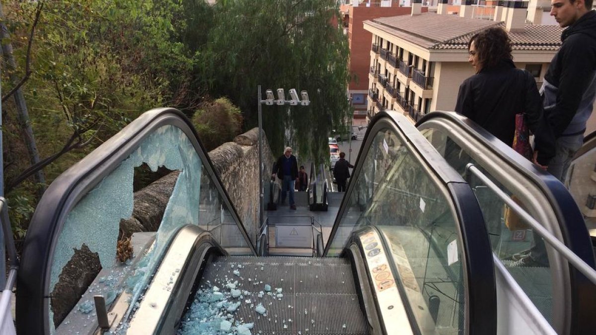 El hombre destrozó uno de los cristales al recoger los hierros que habían caído.