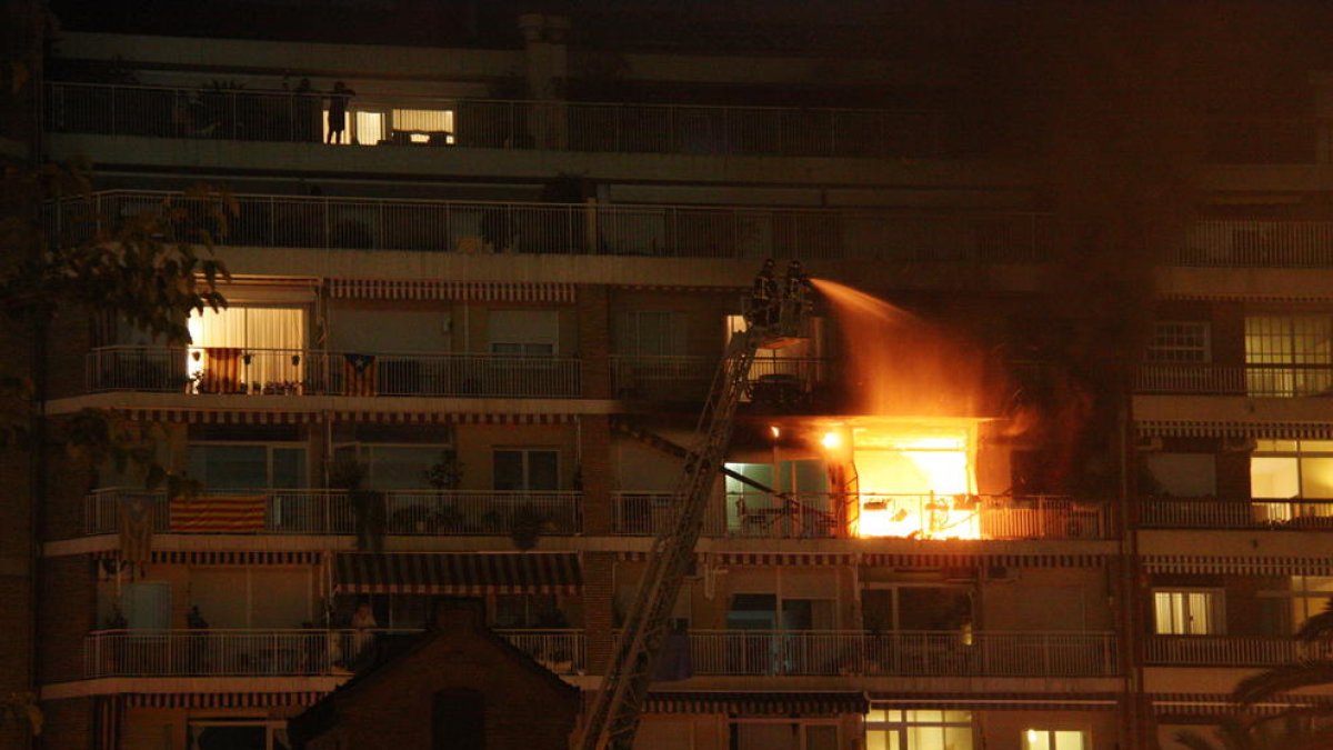 Els bombers treballen en un incendi, en una imatge d'arxiu.