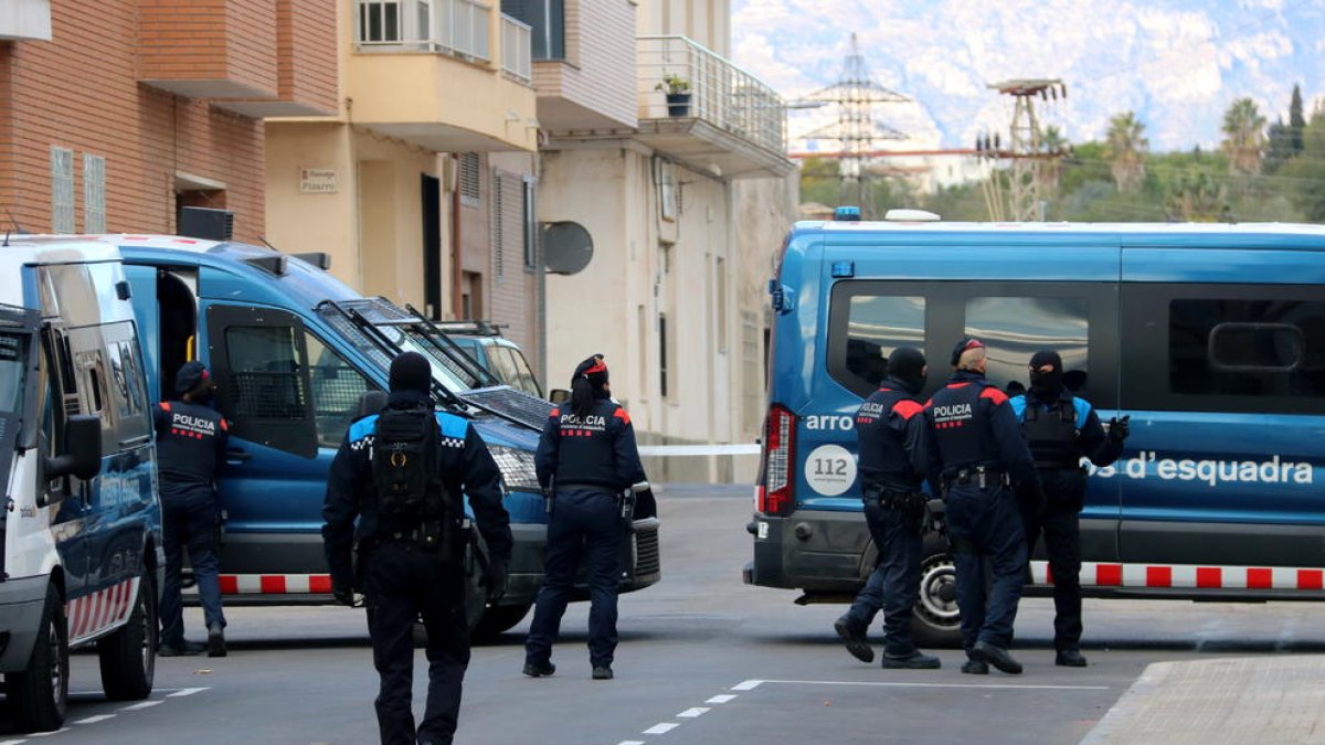 Pla conjunt d'agents dels Mossos i la policia local d'Amposta durant l'operatiu policial contra el blanqueig de capitals al carrer Agustina d'Aragó.