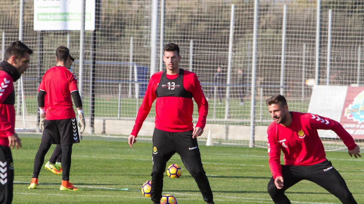 Bruno Perone entrena amb la resta de companys a les instal·lacions del Complex Esportiu Futbol Salou.