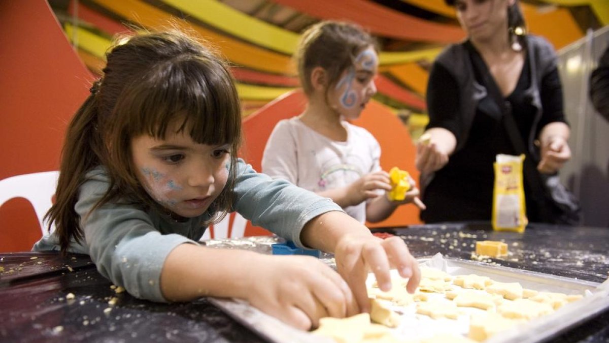 Una nena en un taller de cuina de la passada edició del Parc de Nadal.