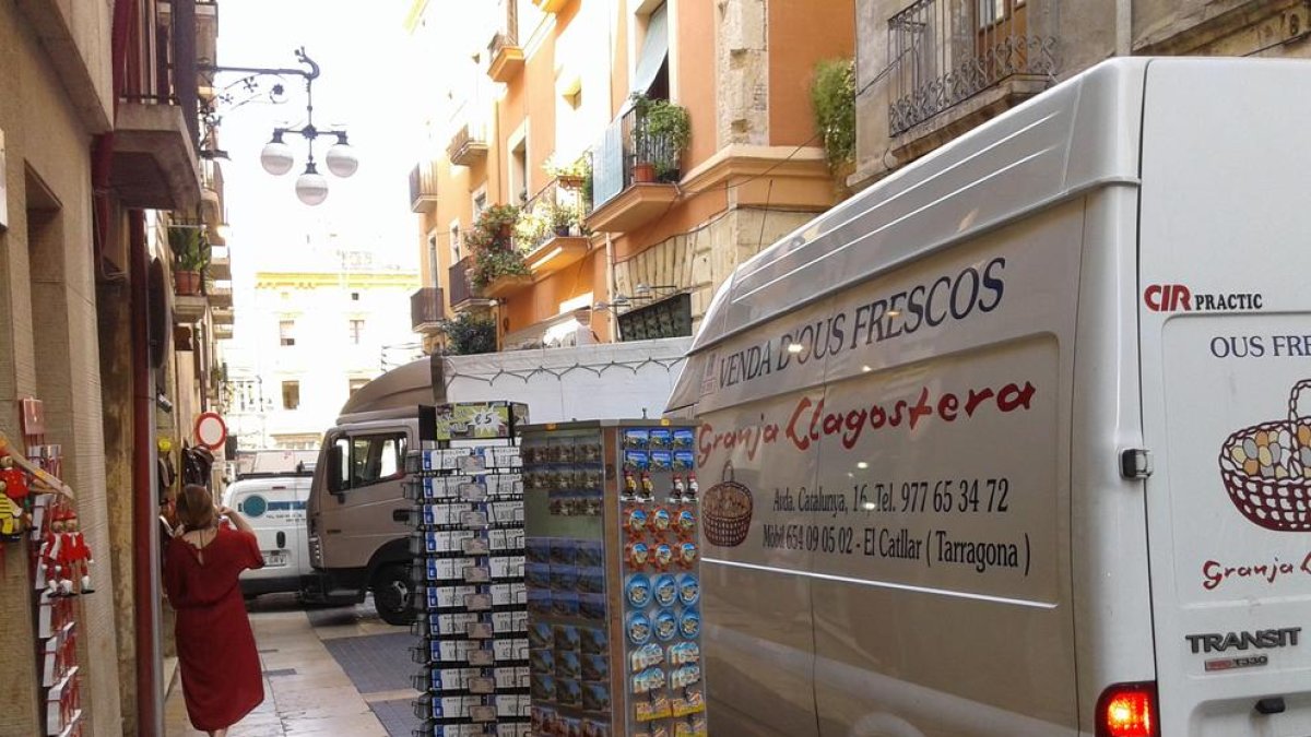 Una furgoneta no puede dar el giro por culpa de un vehículo estacionado en el cruce con Cavallers.