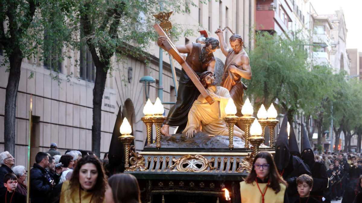El Viacrucis dels Natzarens va sortir de l'església de Sant Francesc i va discórrer per carrers de la Part Alta de Tarragona.