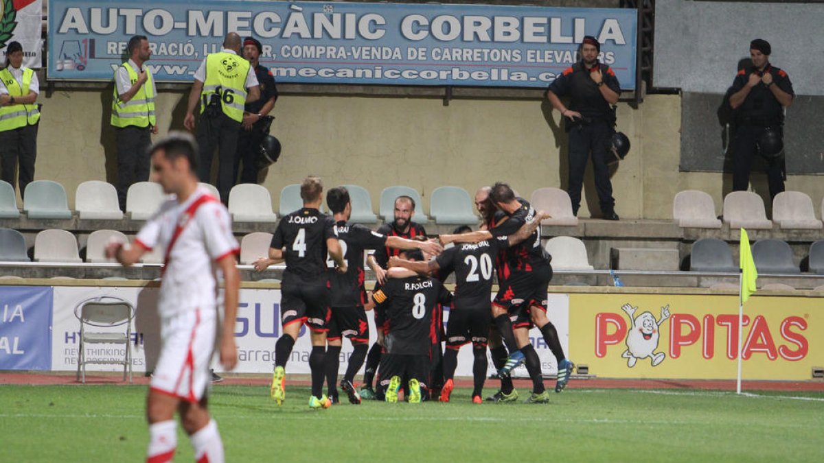 Los jugadores del Reus celebran un gol contra el Rayo.