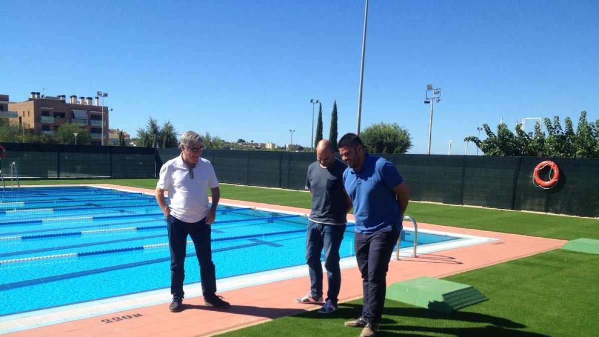 D'esquerra a dreta, Eduard Rovira, Vale Pino i Raúl García, a la piscina.