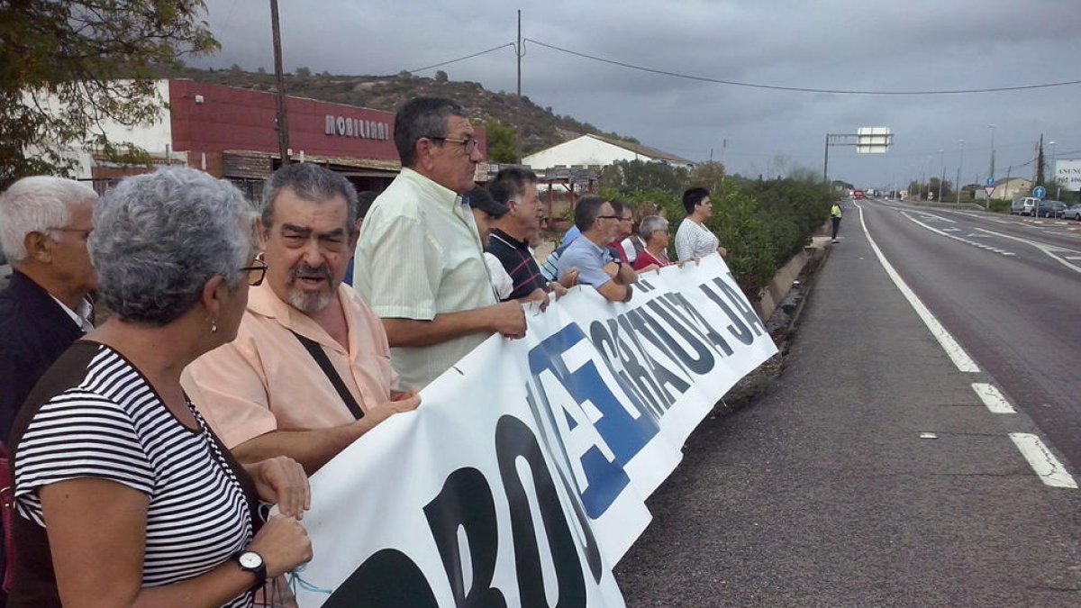 Un grup de persones es va manifestar el 6 d'octubre a Alcanar.