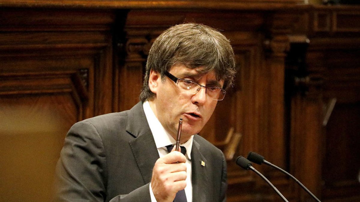 El president de la Generalitat, Carles Puigdemont, a la tribuna del Parlament, en una imatge d'arxiu.