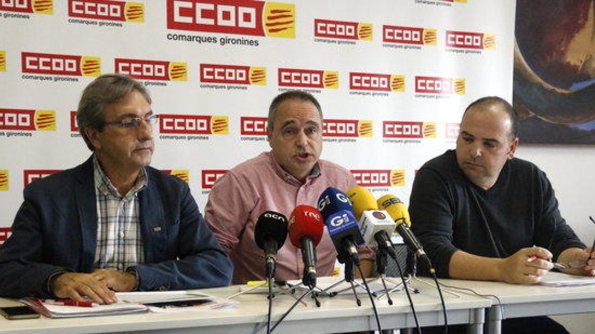 De izquierda a derecha, el secretario general de CCOO Servicios, Luis Jiménez; el secretario general del sindicato en Gerona, Bartomeu Compte, y el responsable de la sectorial de Hostaleria, Francisco Galván.