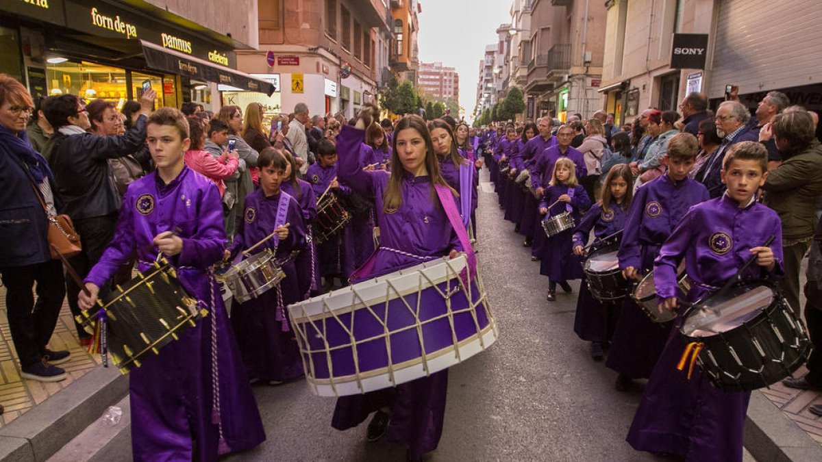 Los tamborileros durante la procesión de la Amargura de Reus, a la cual asisten año tras año.