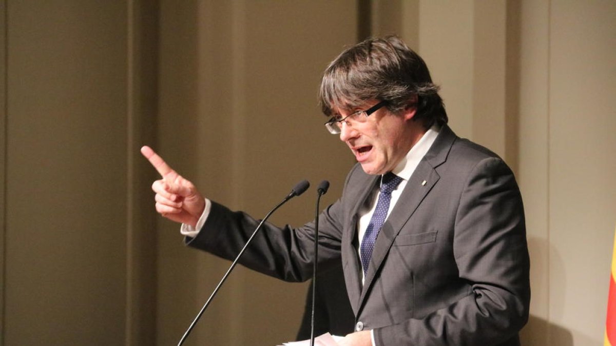 Imatge de Puigdemont durant el seu discurs en l'acte a Brussel·les amb 200 alcaldes, el 7 de novembre.