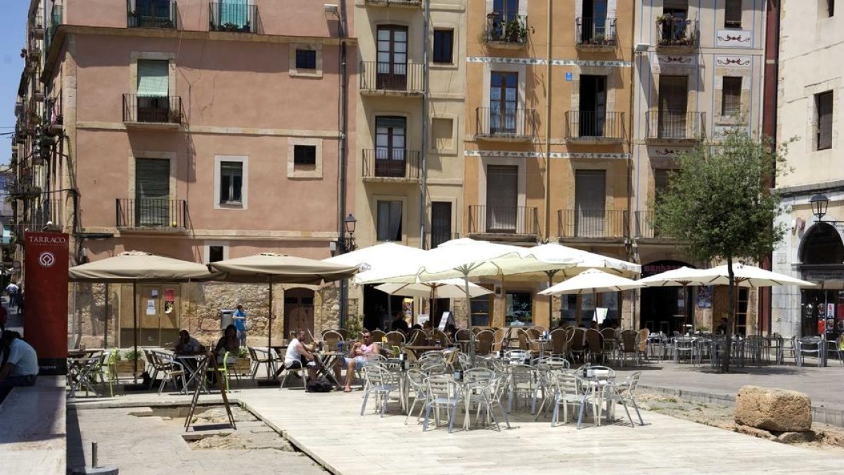 L'Arqueològica considera que el nombre de terrasses perjudica la contemplació del monuments.