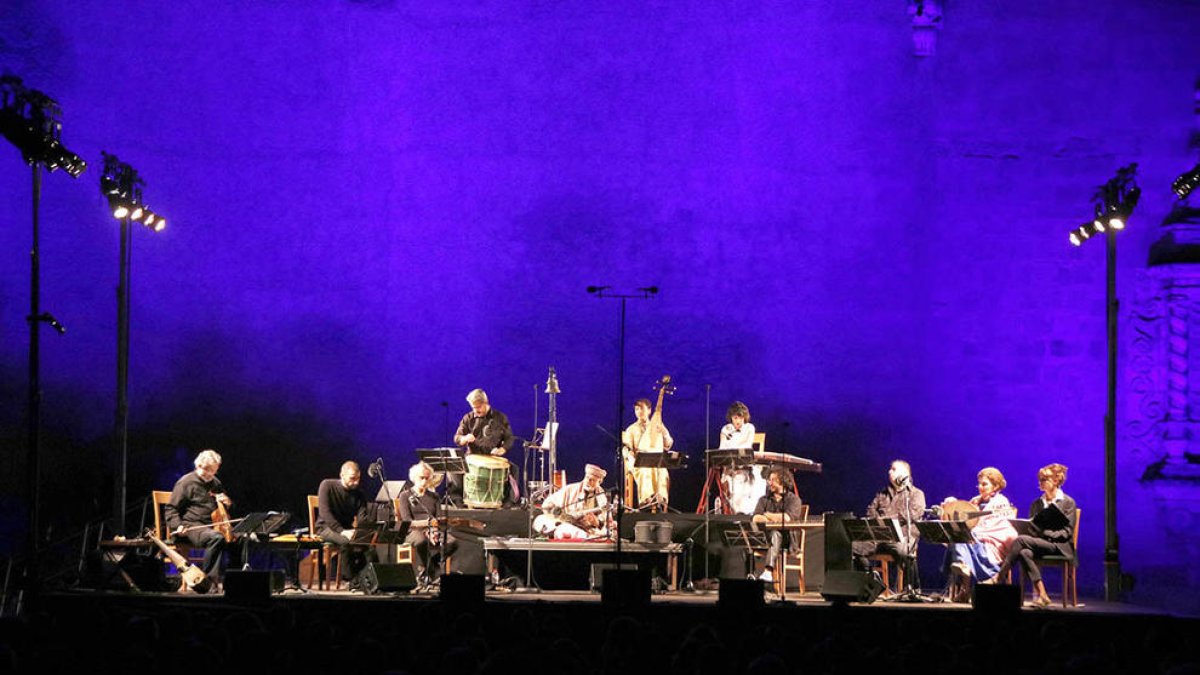 Imatgel del primer concierto del V Festival de Música Antigua de Poblet, bajo la dirección artística de Jordi Savall, a la plaza de la Iglesia del monasterio.