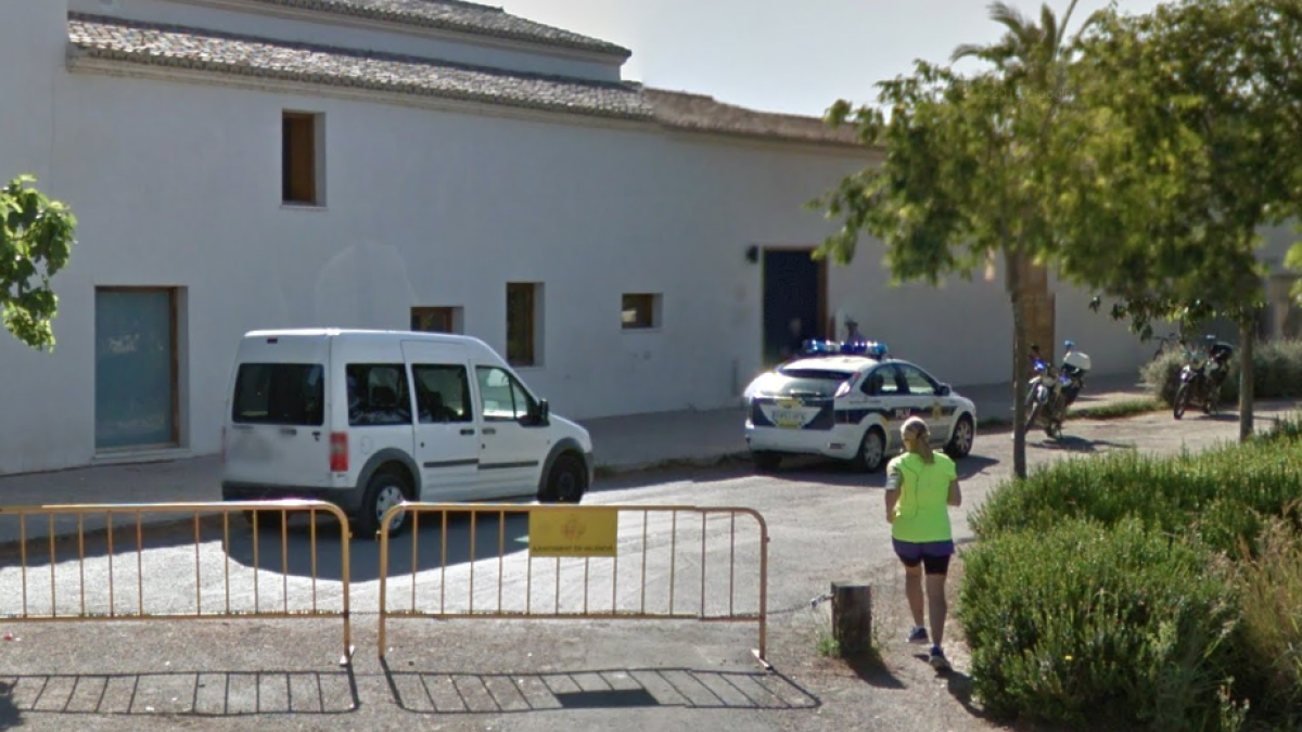 Imatge de l'exterior de la Policia Local del barri Campanar de València.