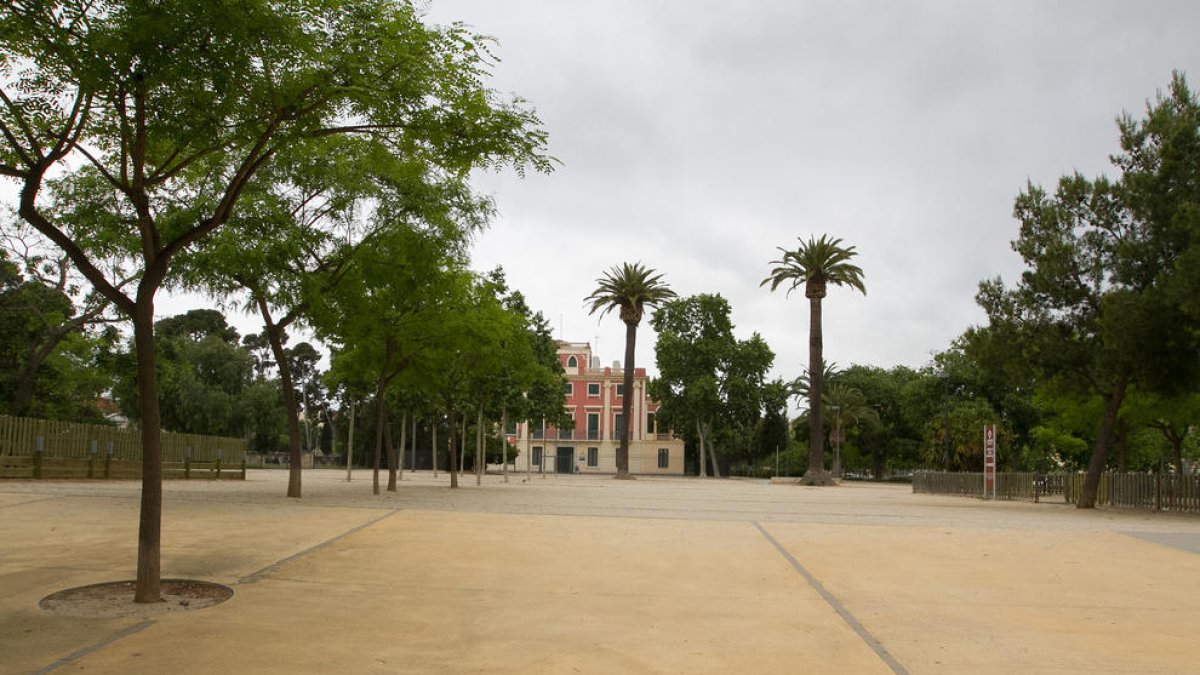 La plaça del parc de Mas Iglesias és un dels punts on hi ha més incivisme de la zona.