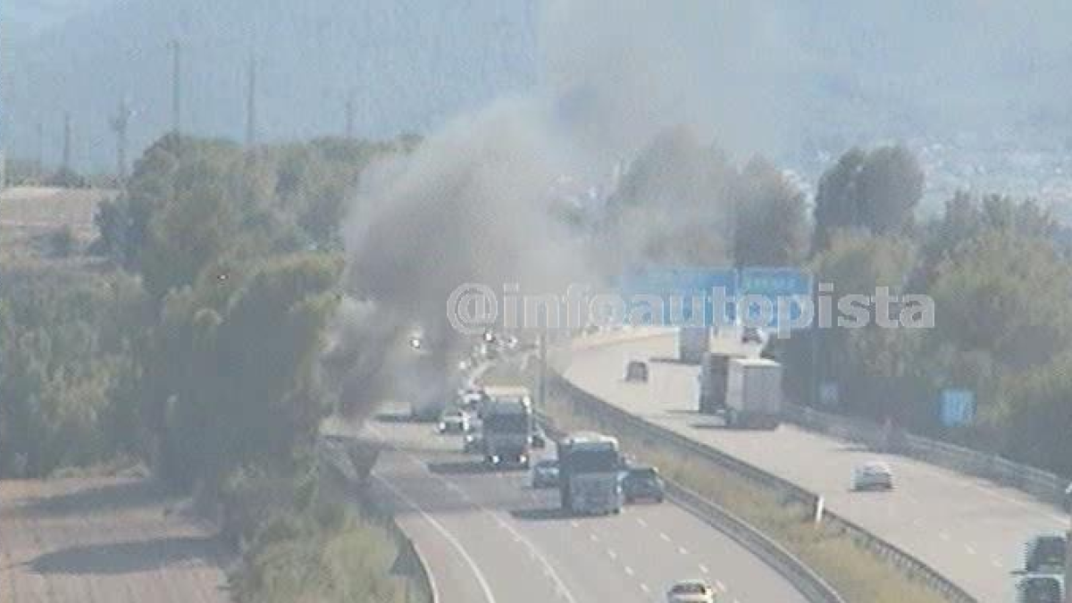 Una furgoneta se incendia al AP-7 en Banyeres del Penedès y provoca hasta un kilómetro de retenciones