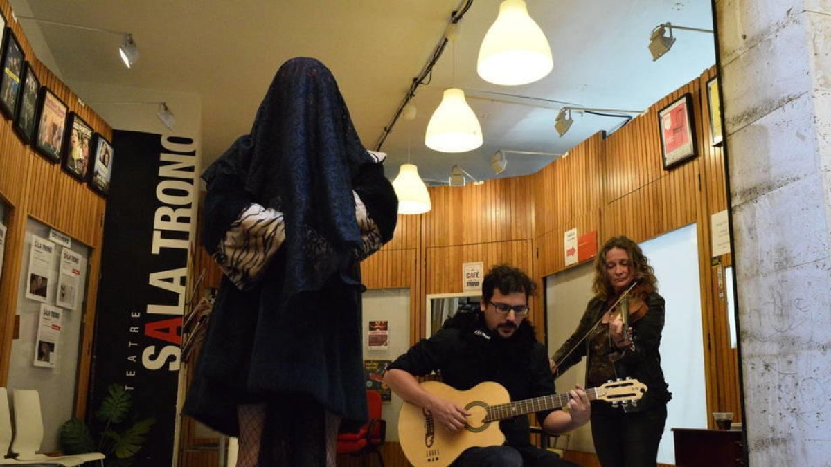 Imagen de la performance que llevó a cabo la Sala Trono para decir adiós a su local.