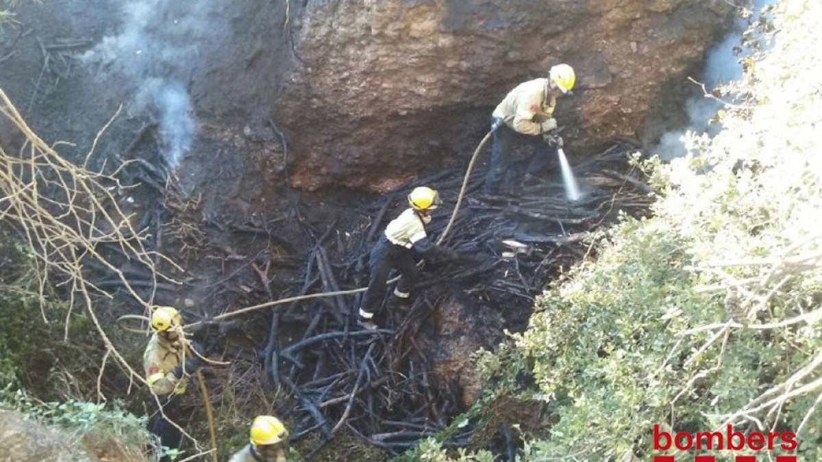 Un foc crema en un barranc de difícil accés a Alcover