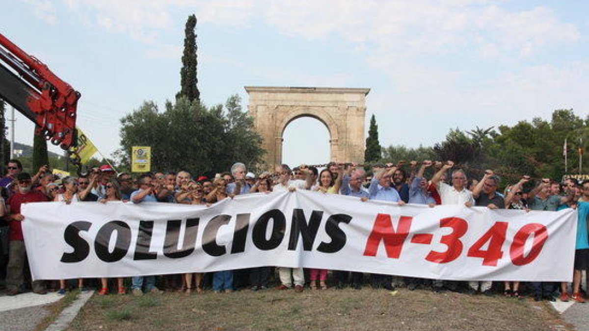 Els alcaldes del Pacte de Berà i de les Terres de l'Ebre tallant l'N-340 davant l'Arc de Berà en un acte del passat 29 de juliol.