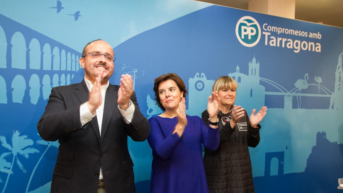 Imatge de Soraya Saénz de Santamaría amb el cap de llista del PP per Tarragona, Alejandro Fernández.