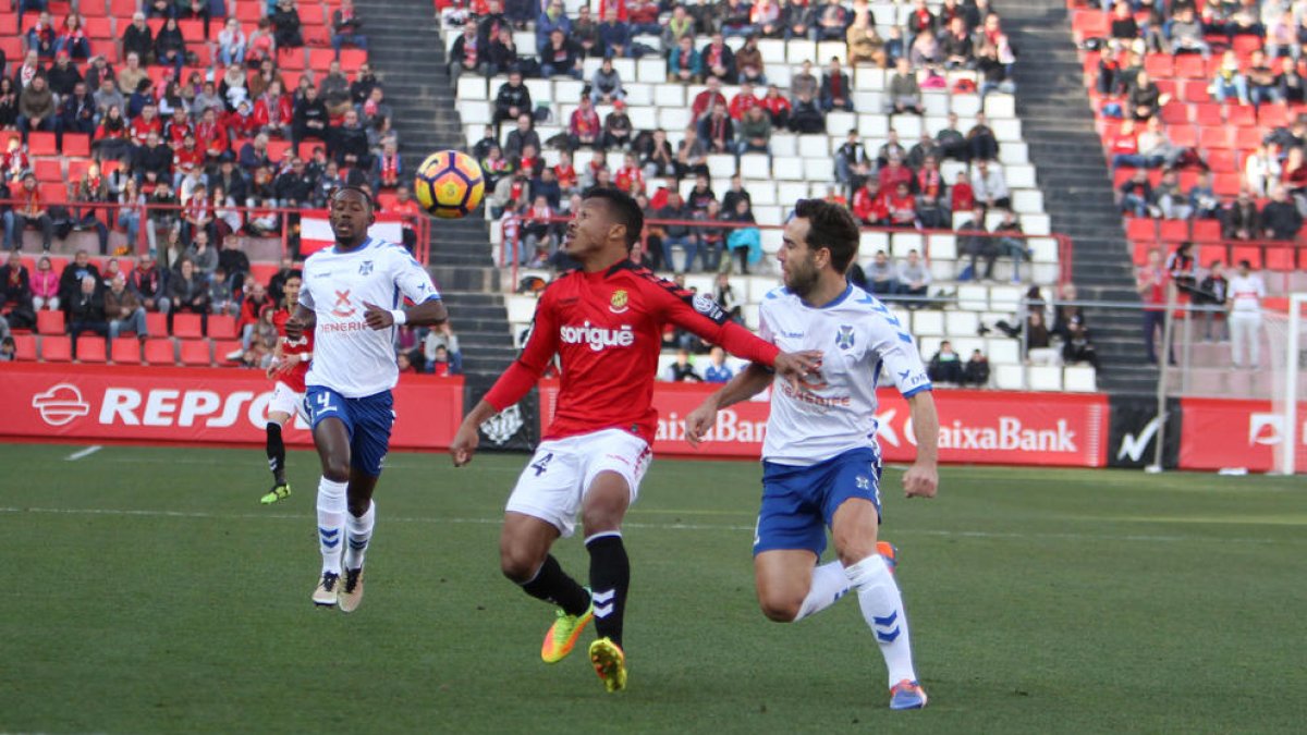 Ike Uche, durant el duel que el Nàstic va disputar contra el Tenerife al Nou Estadi.