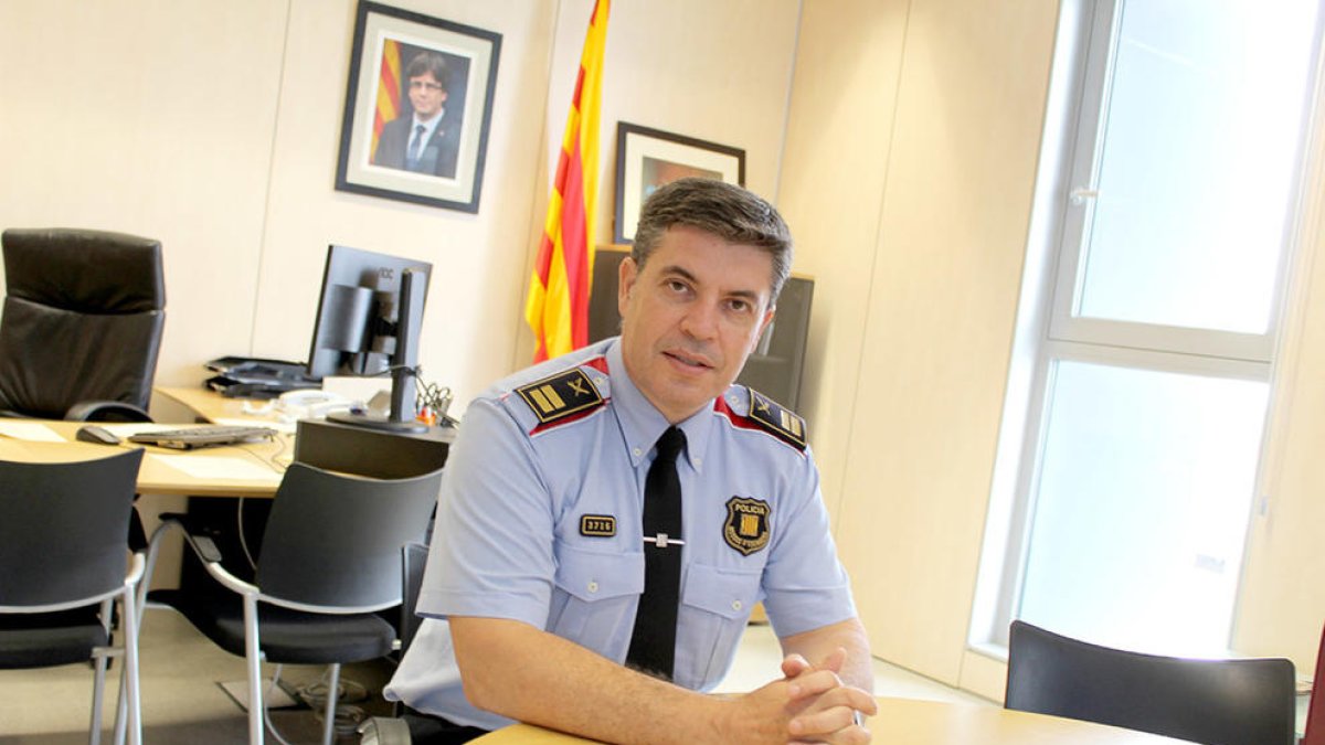 David Boneta en su despacho de la comisaría de Mossos D'Esquadra.