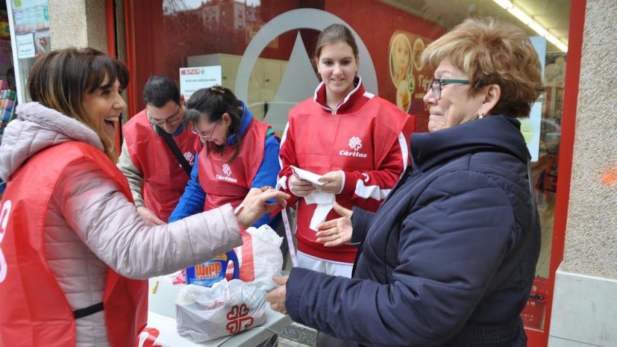 Voluntarios de Càritas, en uno de los puntos de recogida de la edición del año pasado.