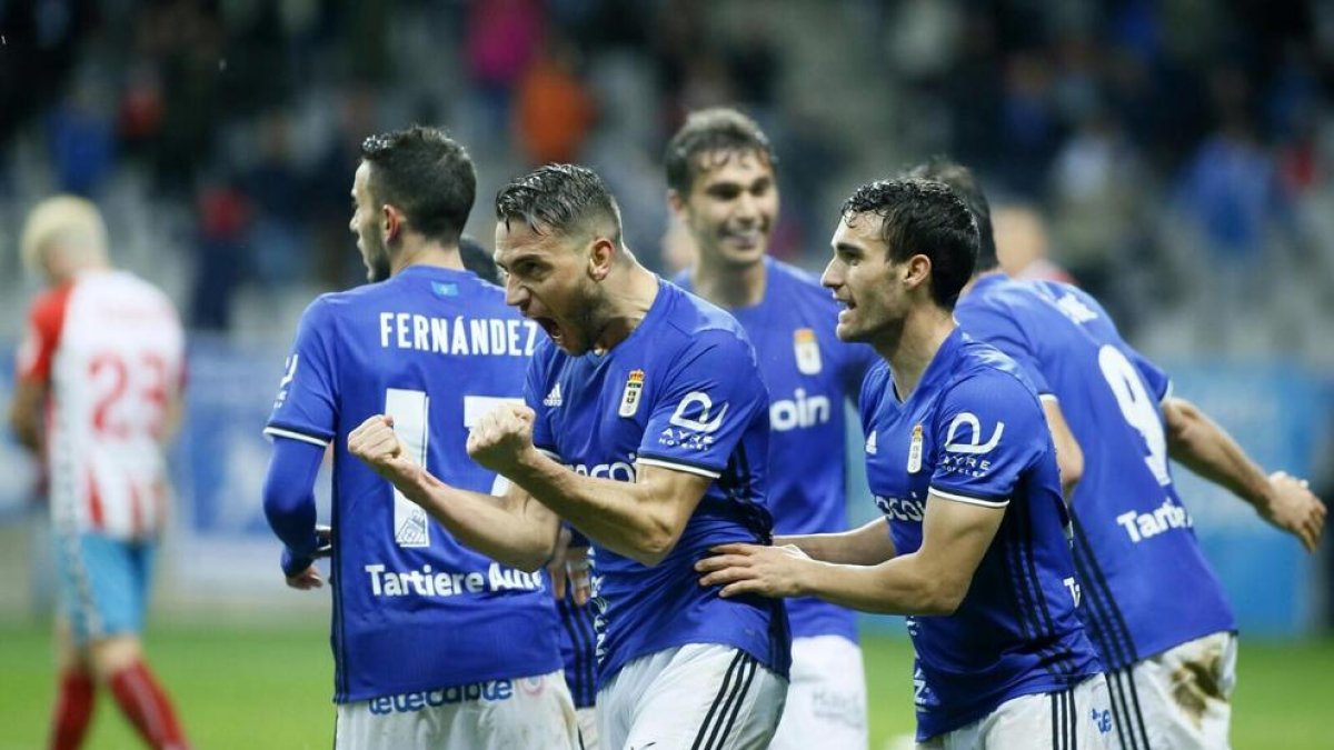 David Rocha celebra un gol con la camiseta del Oviedo esta temporada.