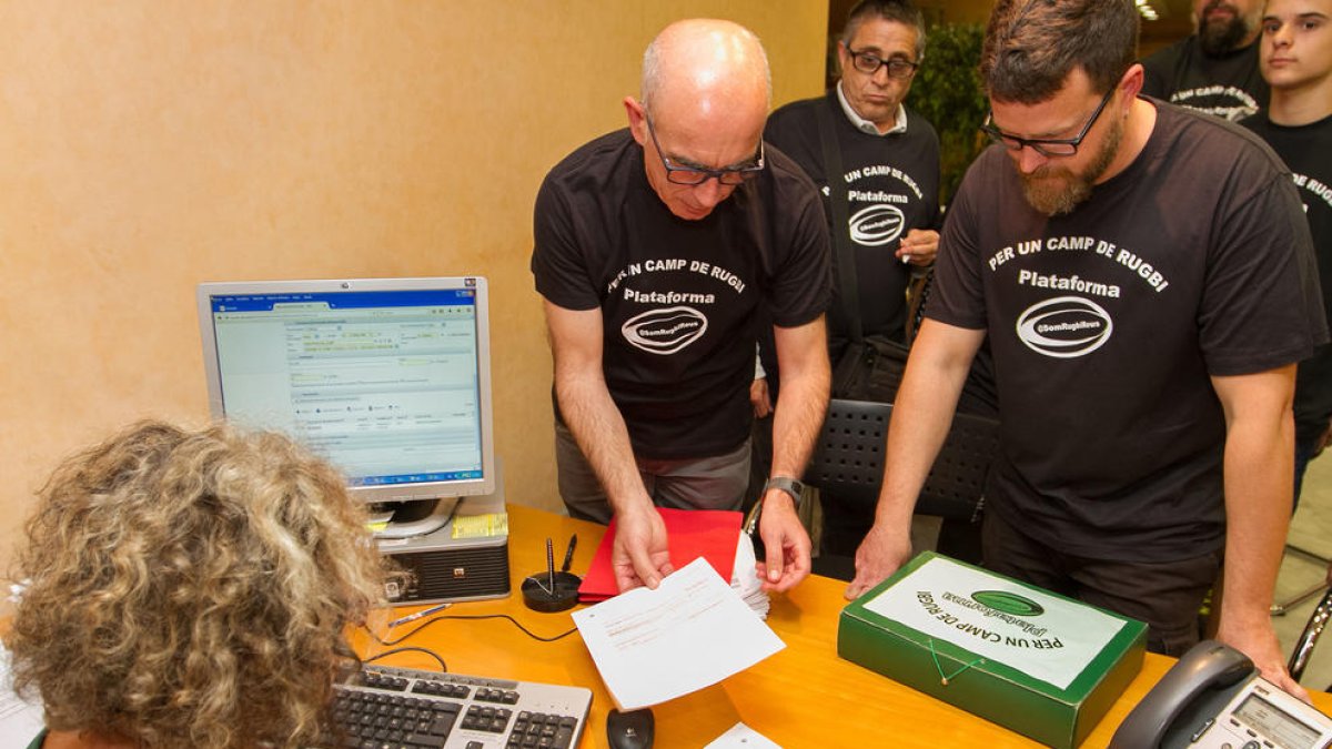 Els integrants de la plataforma, presentant la queixa.