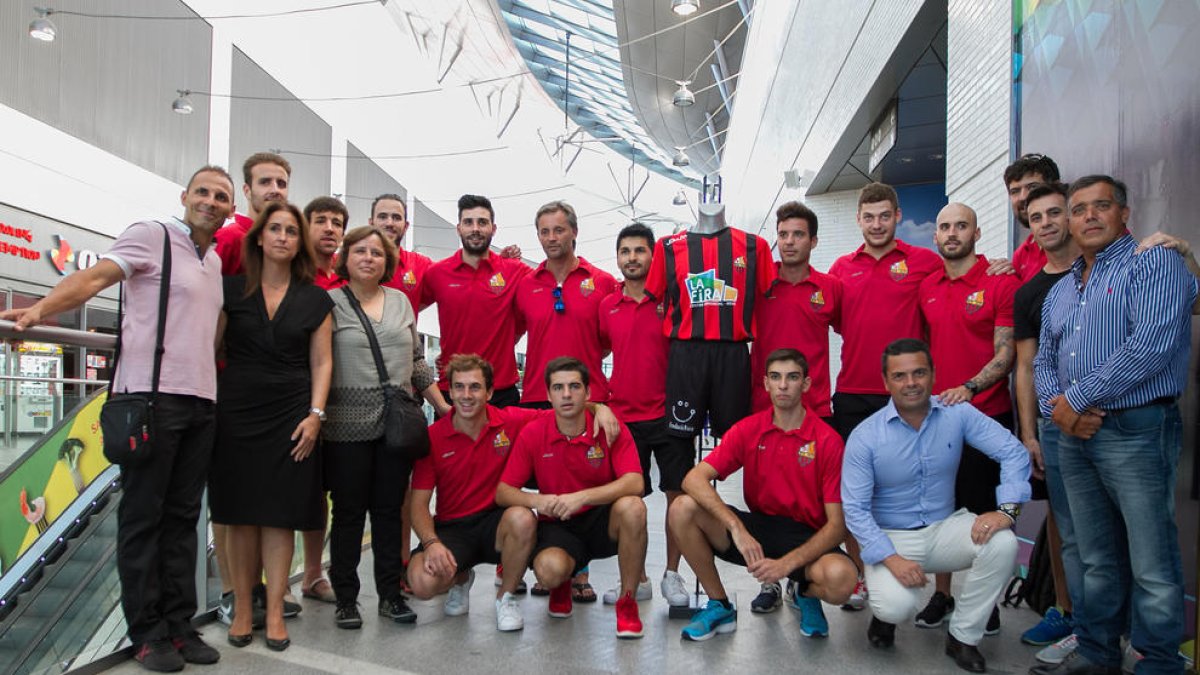 La plantilla, con la camiseta.