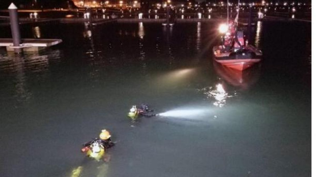 Imatge de les tasques de rescat dels dos nois atrapats dins el vehicle.