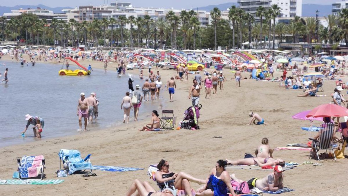 Imatge d'arxiu d'una de les platges de Salou durant l'estiu del 2015.