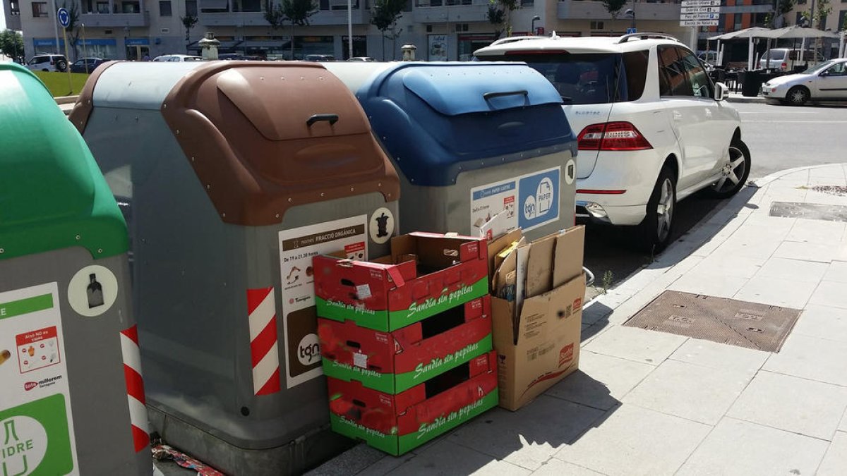 Multan 30 comercios para dejar la basura fuera de los contenedores