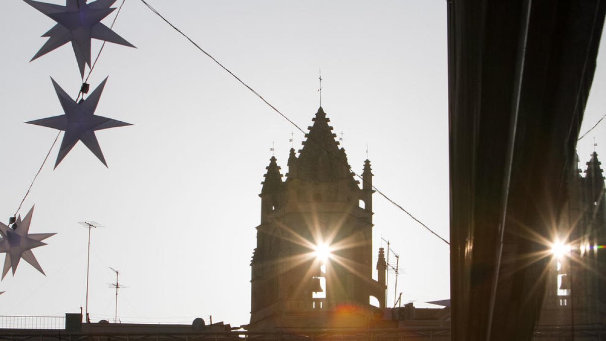 Imagen del sol visto a través de los ventanales del campanario de la iglesia Prioral en el solsticio de invierno del 2015.