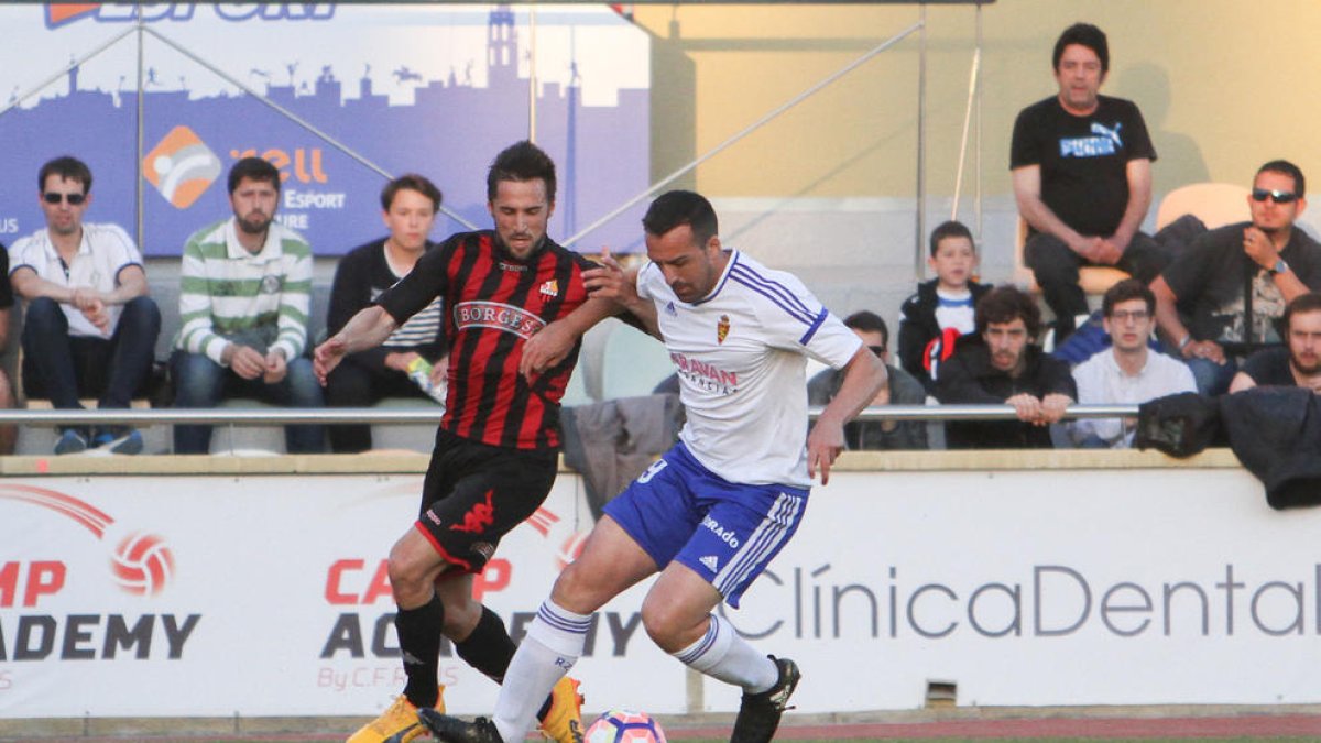 Jorge Miramón defensa una jugada durant la passada jornada a l'Estadi Municipal, contra el Saragossa.