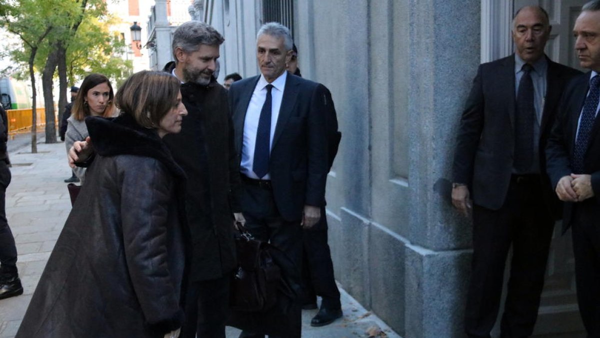 La presidenta del Parlamento, Carme Forcadell, entrando con su abogado, Andreu van den Eynde, en el Supremo.