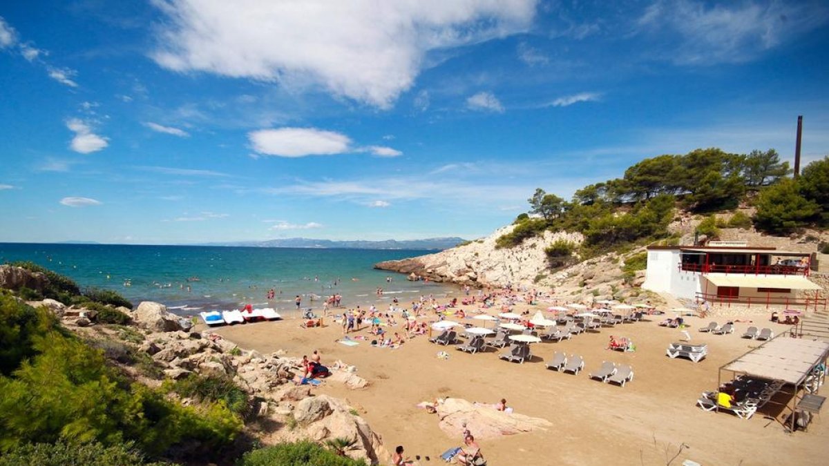 Un turista de 80 años muere ahogado en Cala Fuente, una playa de Salou sin vigilantes