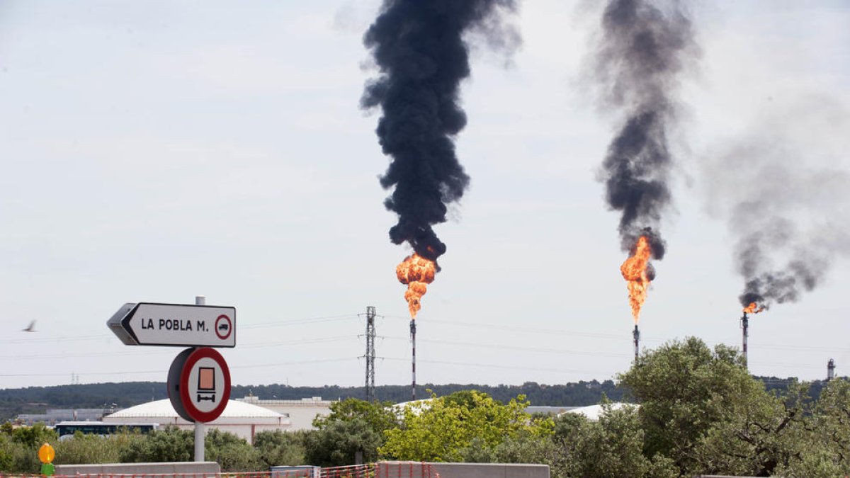 Emergències comunica que les fumeres negres poden durar hores