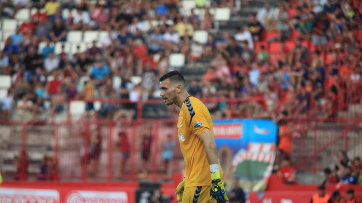 Dimitrievski, durant el partit d'aquesta pretemporada contra el Barça, d'on van treure un meritori empat a 1 gol.