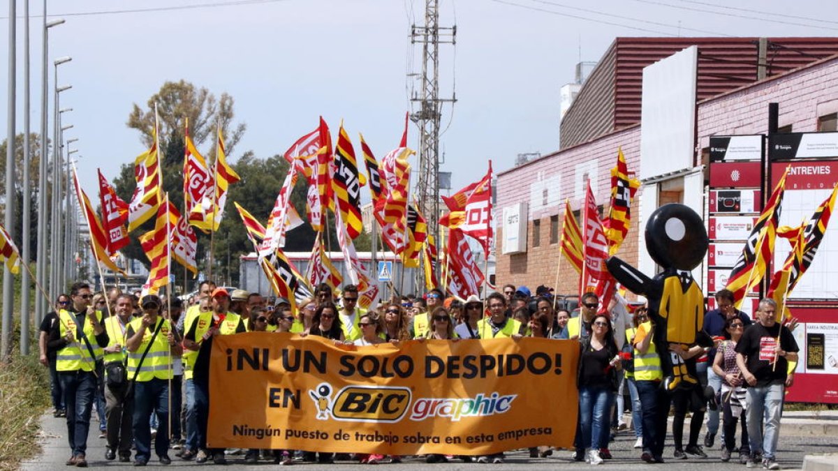 Los trabajadores de BIC Graphic manifestándose en el polígono Entrevías de Tarragona.