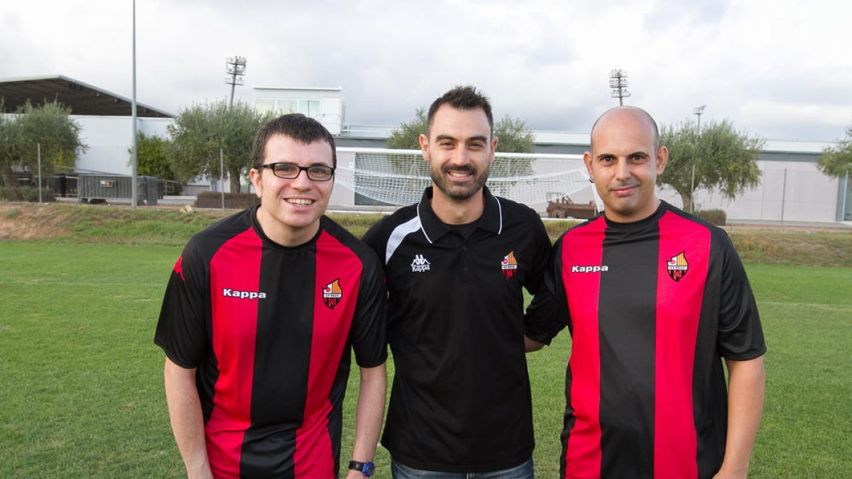 Joan Gómez, David Sangrá y Marcos Zueras sobre el césped del Estadi Municipal de Reus, donde se hizo la presentación del equipo.