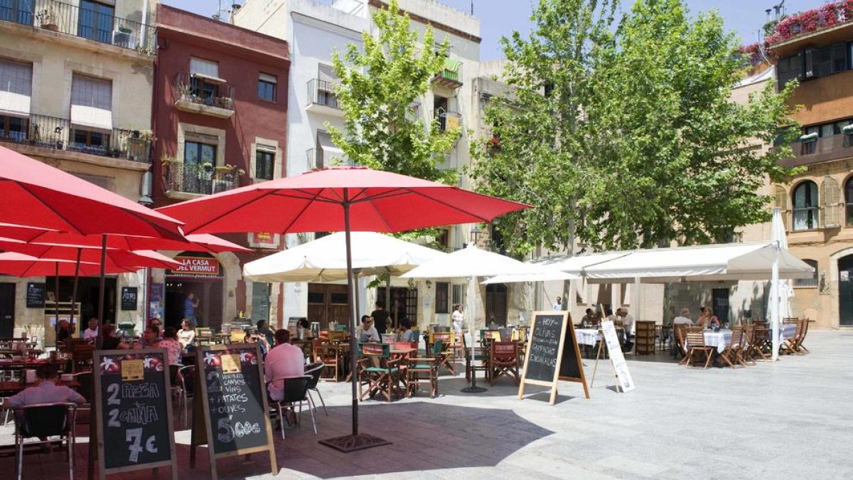 La plataforma es queixa que hi ha pocs espais de la Part Alta sense una terrassa o un bar.