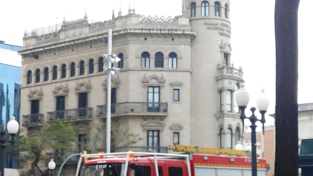 Una dotació de Bombers a la Rambla Nova aquest dilluns al matí.