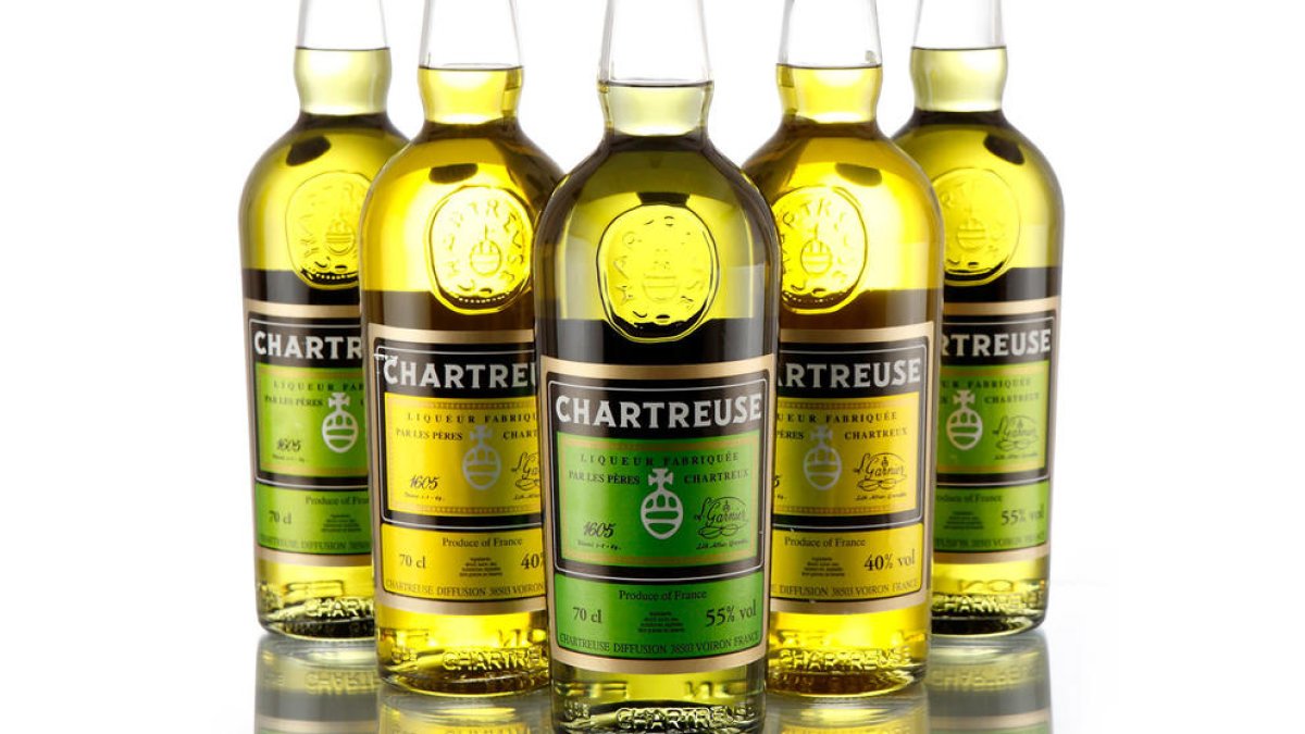 Botellas tradicionales de Chartreuse amarillo y verde.