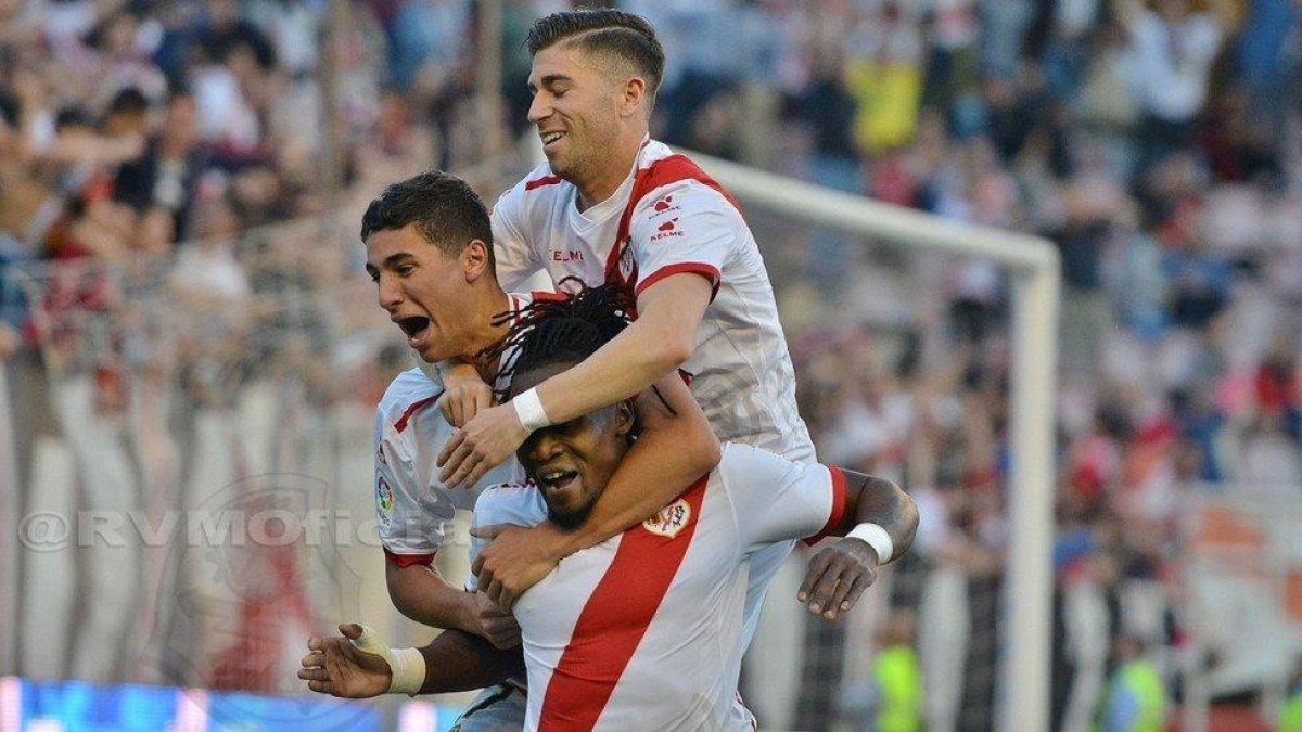 Los jugadores del Rayo celebran uno de los dos goles.