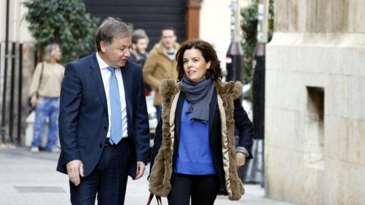 La vicepresidenta del govern espanyol Soraya Sáenz de Santamaría arriba al Palau de la Generalitat Valenciana acompanyada del delegat del govern espanyol Juan Carlos Moragues.
