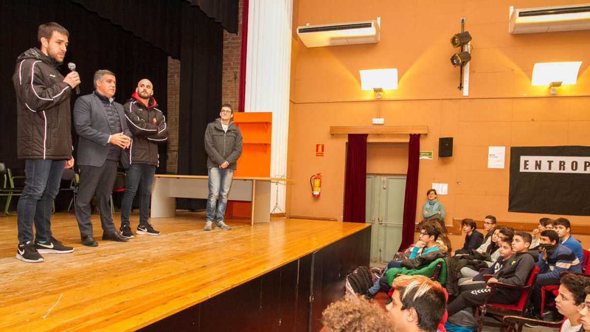 Jordi Cervera, acompañado de Marín y Casanovas (con el micro), ayer en el INS Baix Camp.