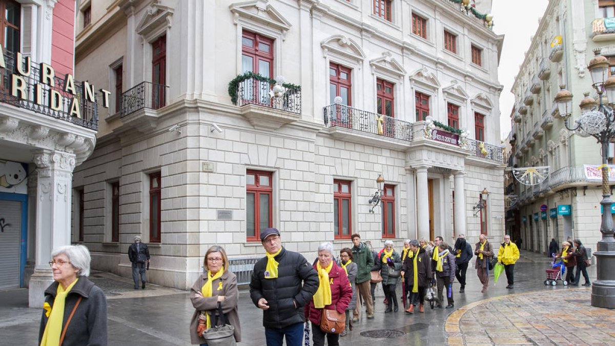 El col·lctiu continua manifestant-se cada dia a la plaça del Mercadal.