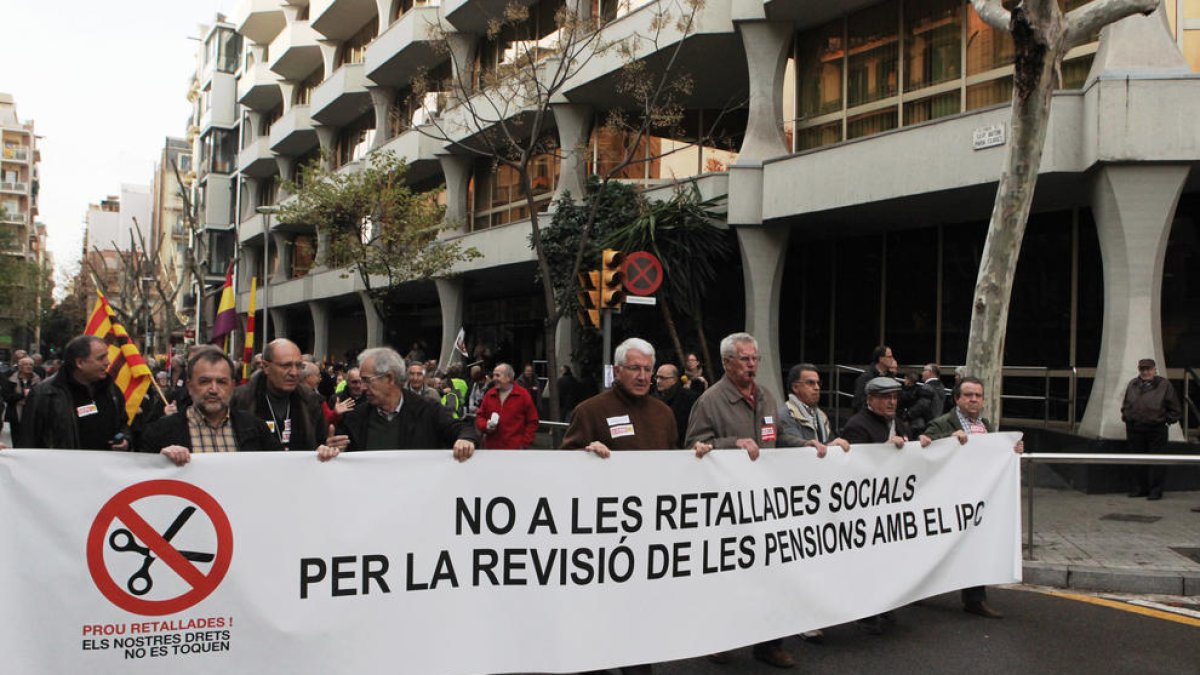 Pensionistas y jubilados concentrados delante de la sede del Instituto Nacional de la Seguridad Social (INSS), en Barcelona.