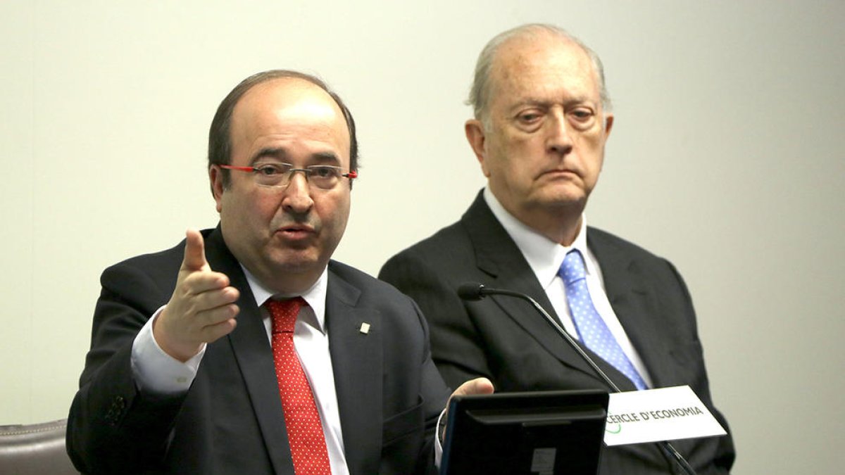 El candidato del PSC el 21-D, Miquel Iceta, pronunciando una conferencia bajo la mirada del presidente del Círculo de Economía, Juan José Brugera