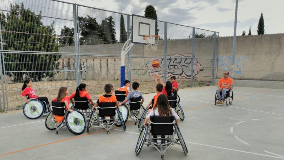 Los alumnos jugaron a baloncesto con silla de ruedas.